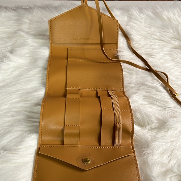 GLASS LADDER & CO. | Katherine Tech Organizer - Picture 8 of 12